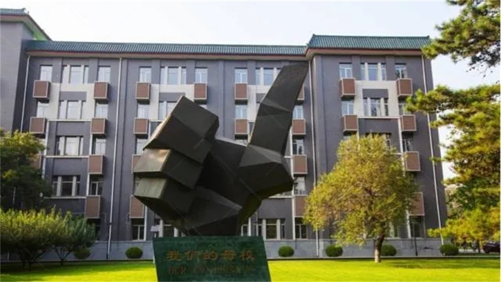 中国传媒大学 大拇指雕塑.jpg